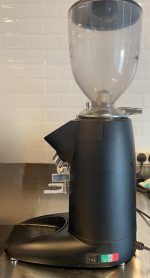 ⁦مطحنة كومباك E8 تروس مسطحة - اسود مطفي⁩ - الصورة ⁦4⁩