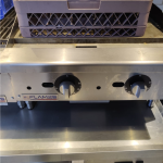 صاج شواء يعمل بالغاز بسطح مُسطّح من فلامس