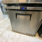 مجمد بباب واحد يوضع تحت الأسطح ويعمل بمبرد هيدروكربوني (TUC-27F-HC) من ترو